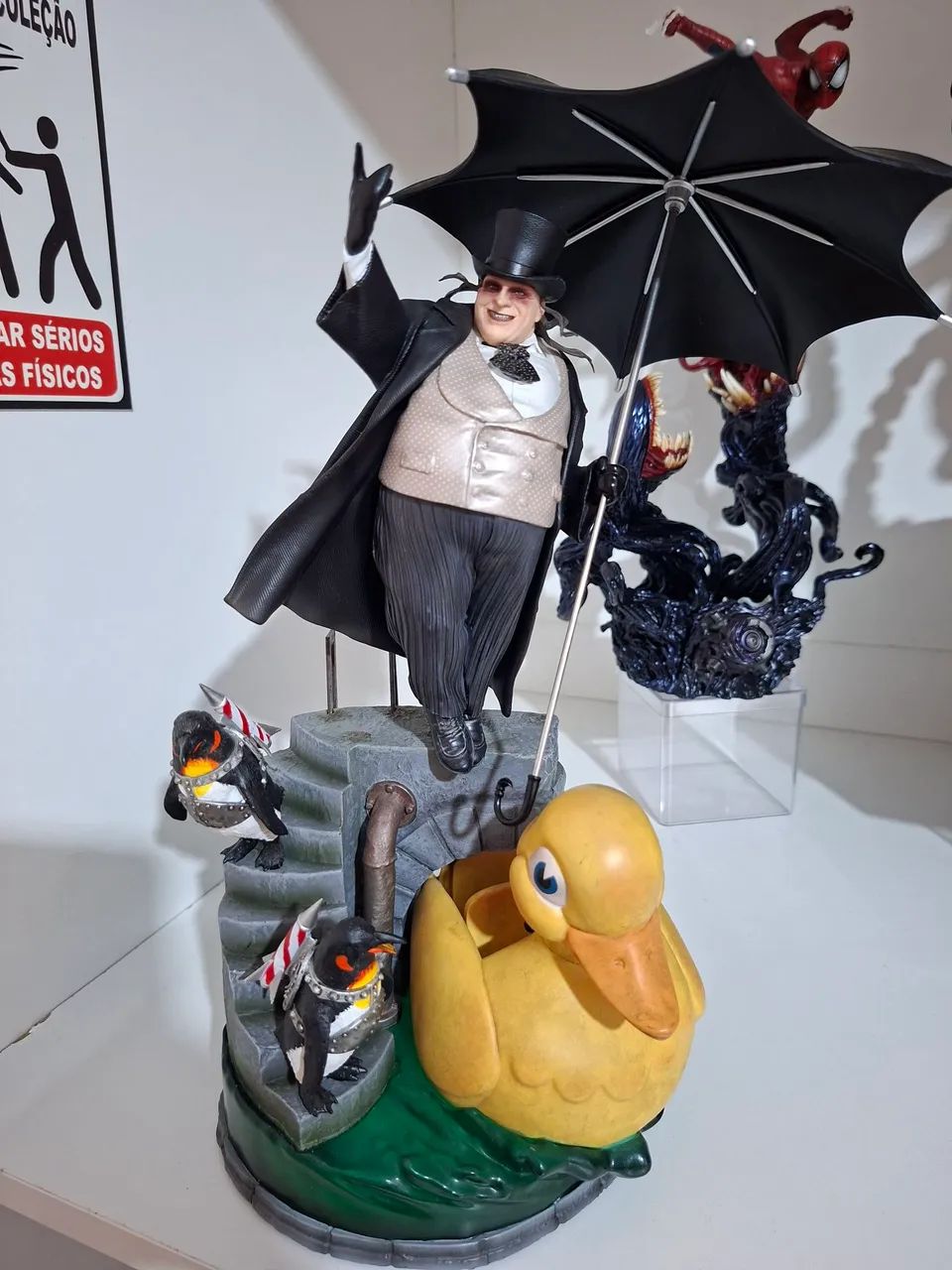 Pinguim Iron studios 1/10 com caixa 