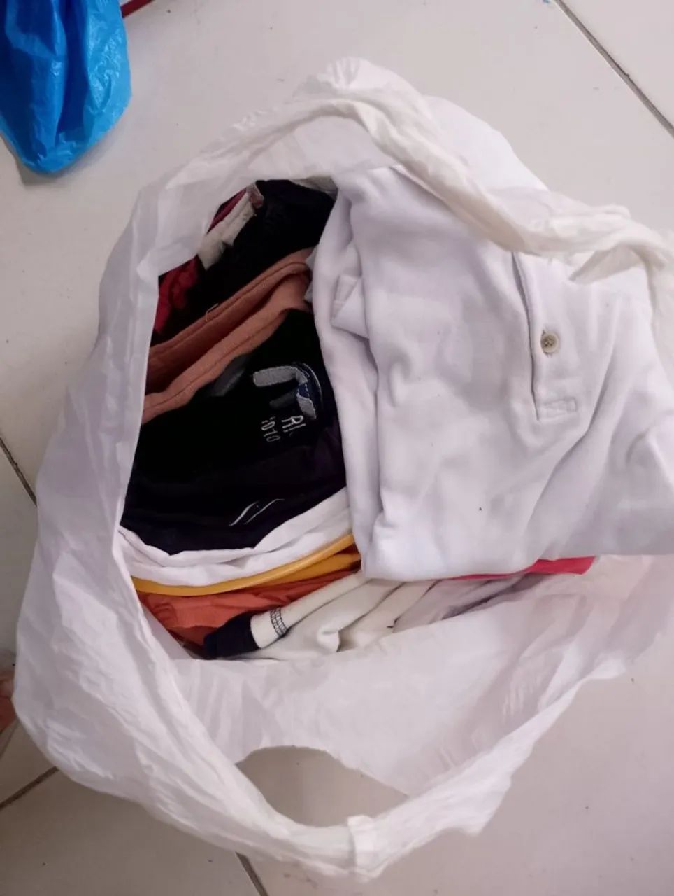 Uma bolsa  de roupas infantis 