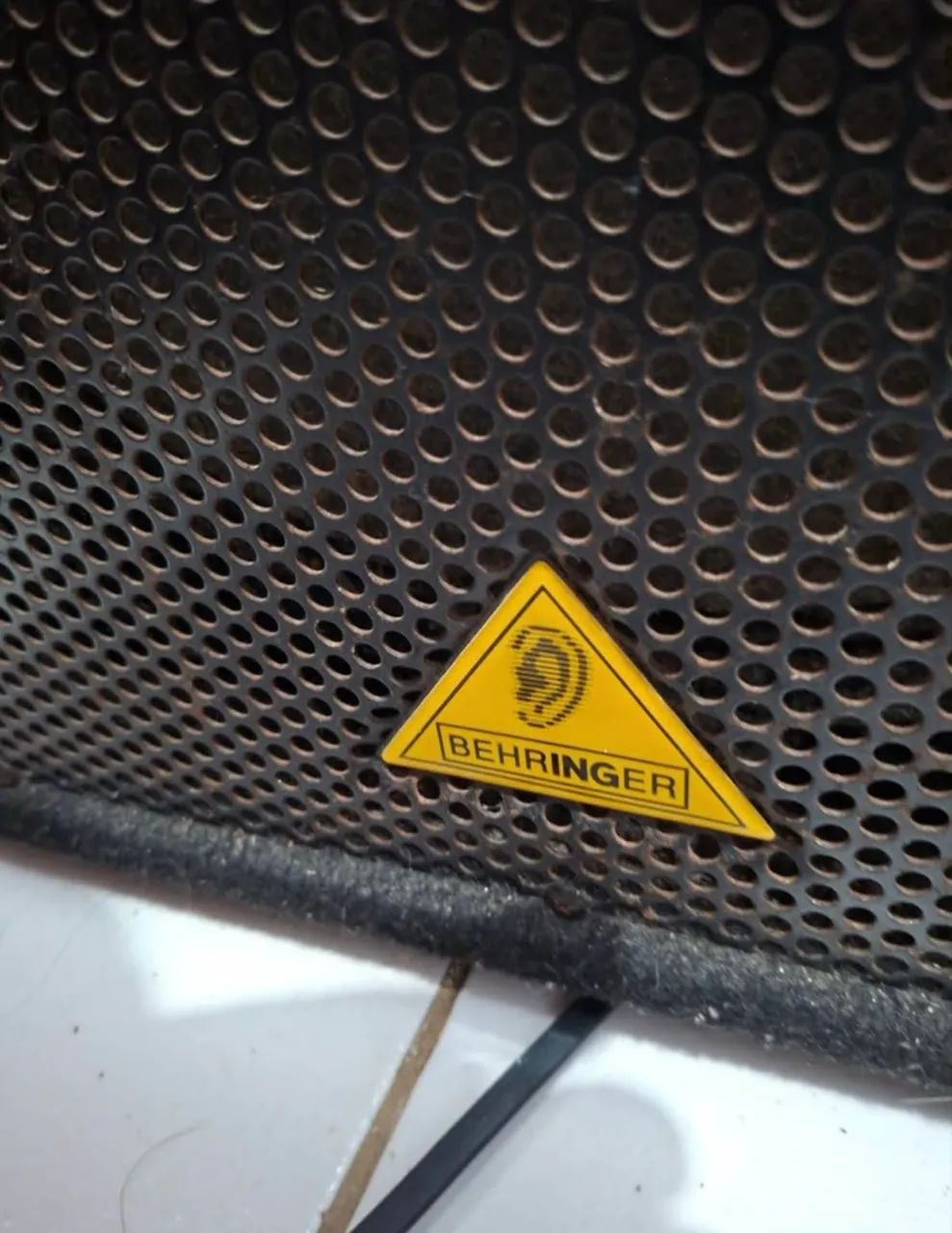 Caixa behringer 600w