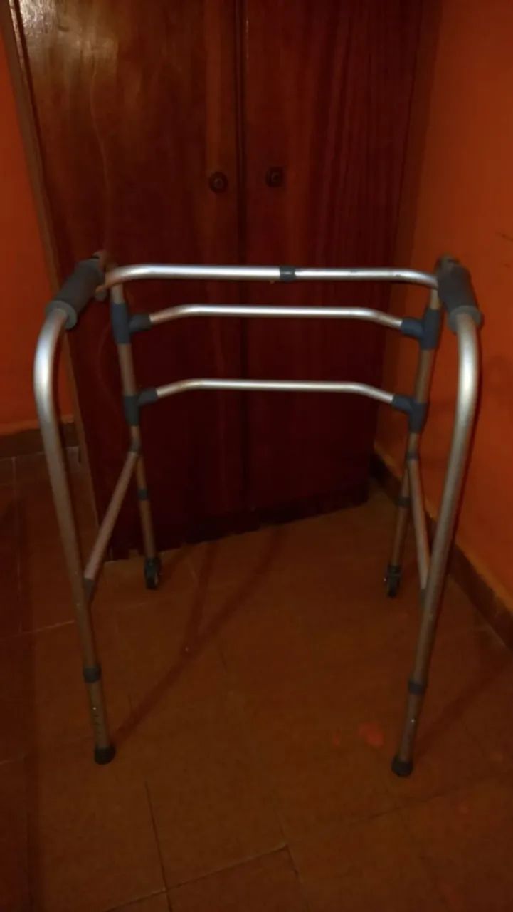 Andador em alumínio com rodinhas - Foto 5