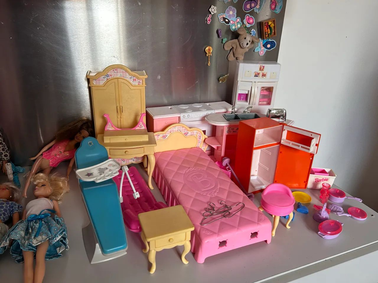 Kit bonecas barbie + roupas e acessórios da casa - Foto 3