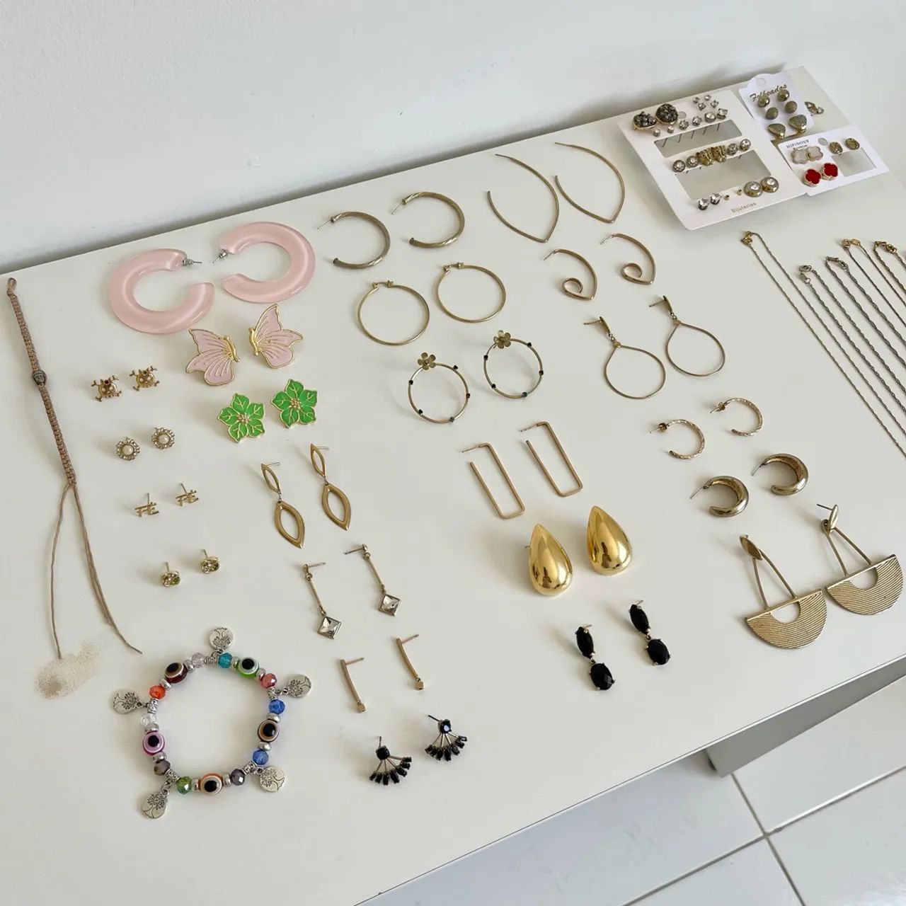 Lote com 50 acessórios femininos: brincos, colares e pulseiras - Foto 2