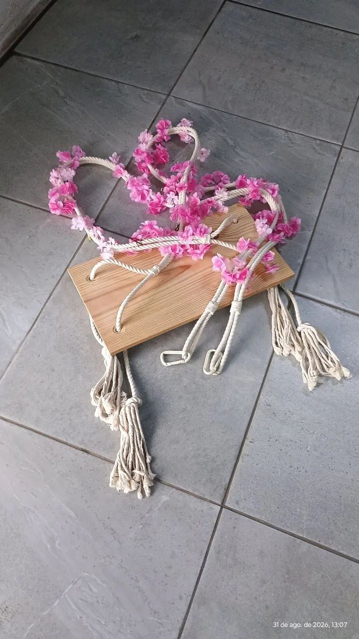 Balança de madeira com corda e flores - Foto 2