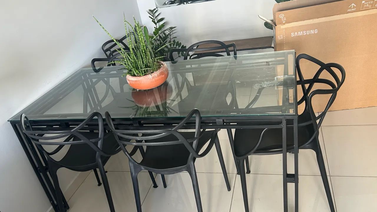 Mesa de ferro com tampo de vidro