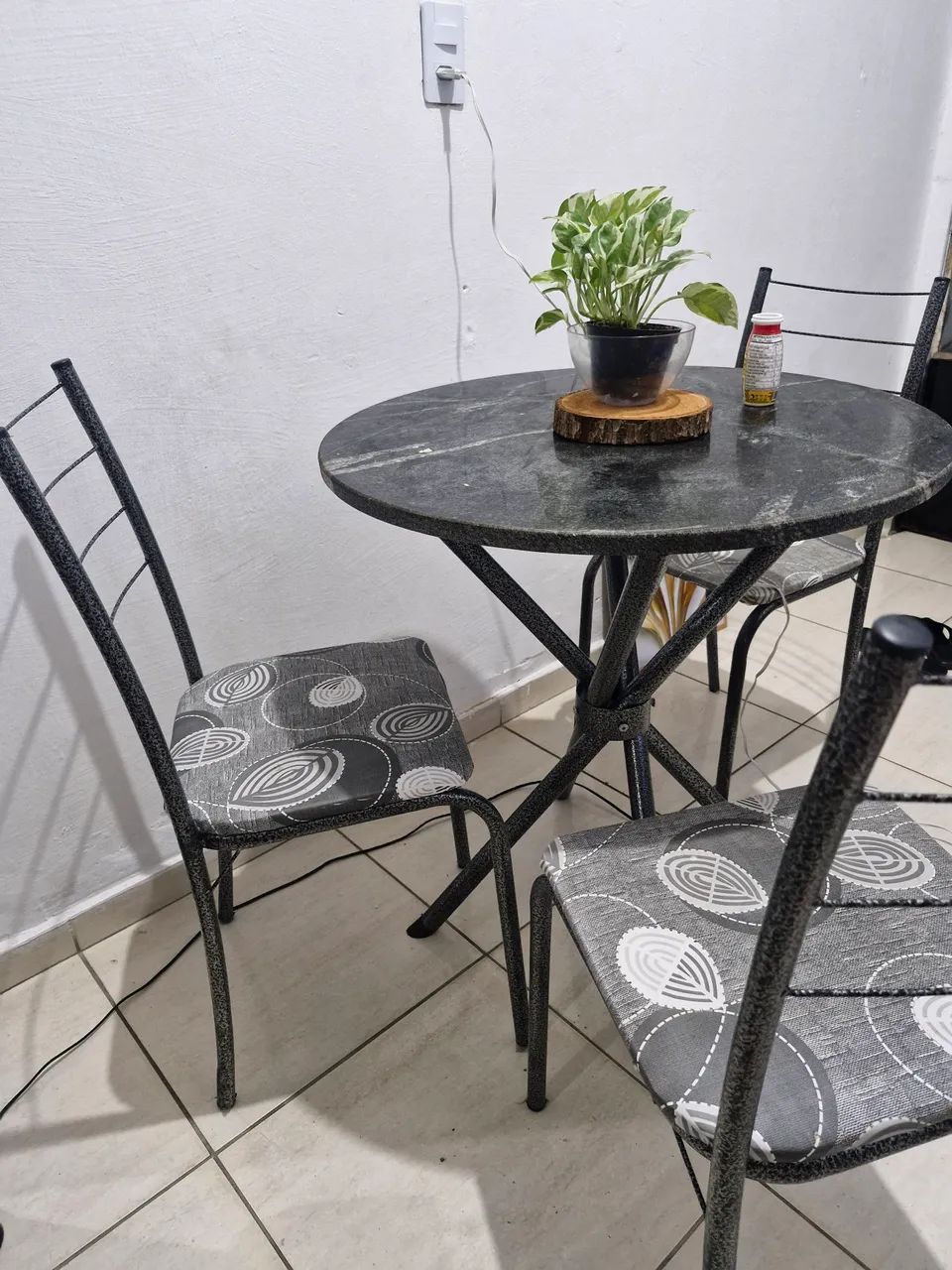 Mesa com 4 cadeiras 