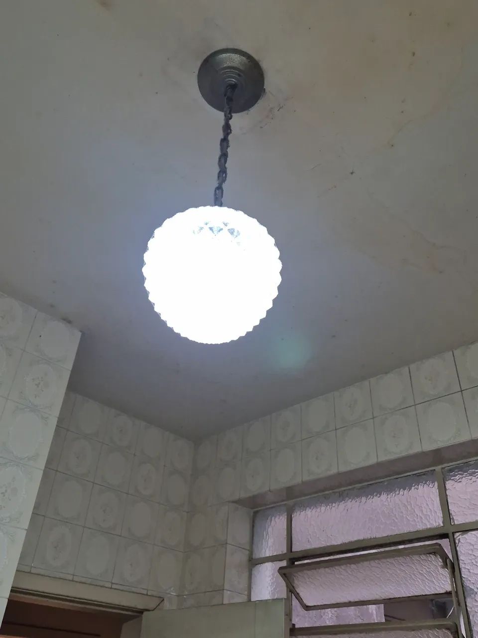 1 luminária tipo pendente  e 1 cupula
