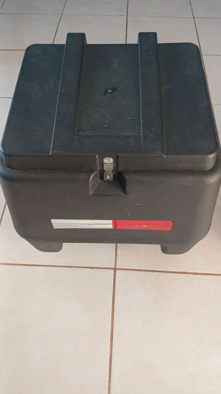 Bau 80L  litros seminovo  