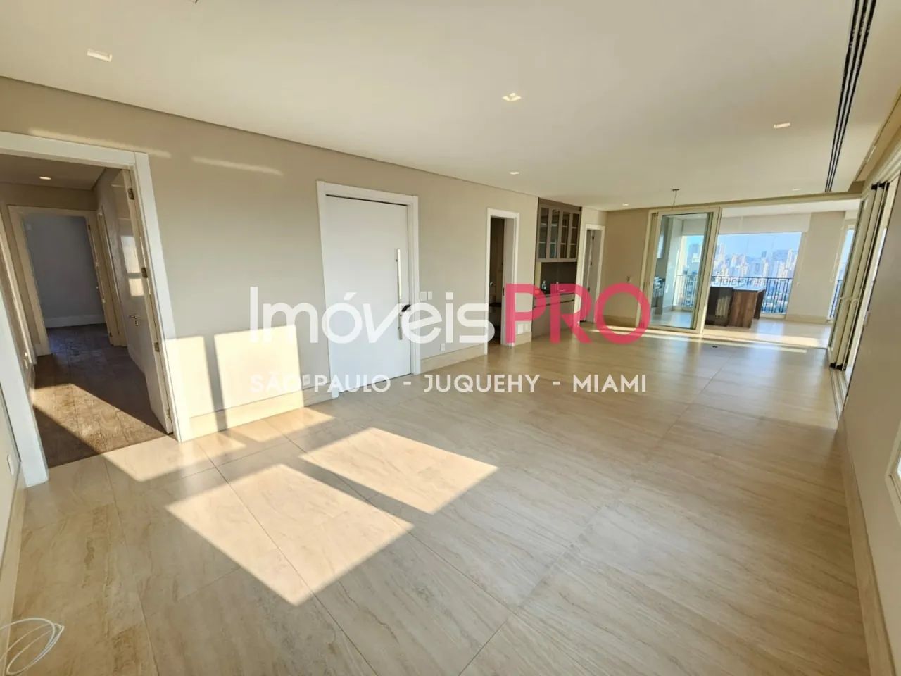 274m² com 4 dormitórios sendo 3 suítes e 5 vagas - Foto 2