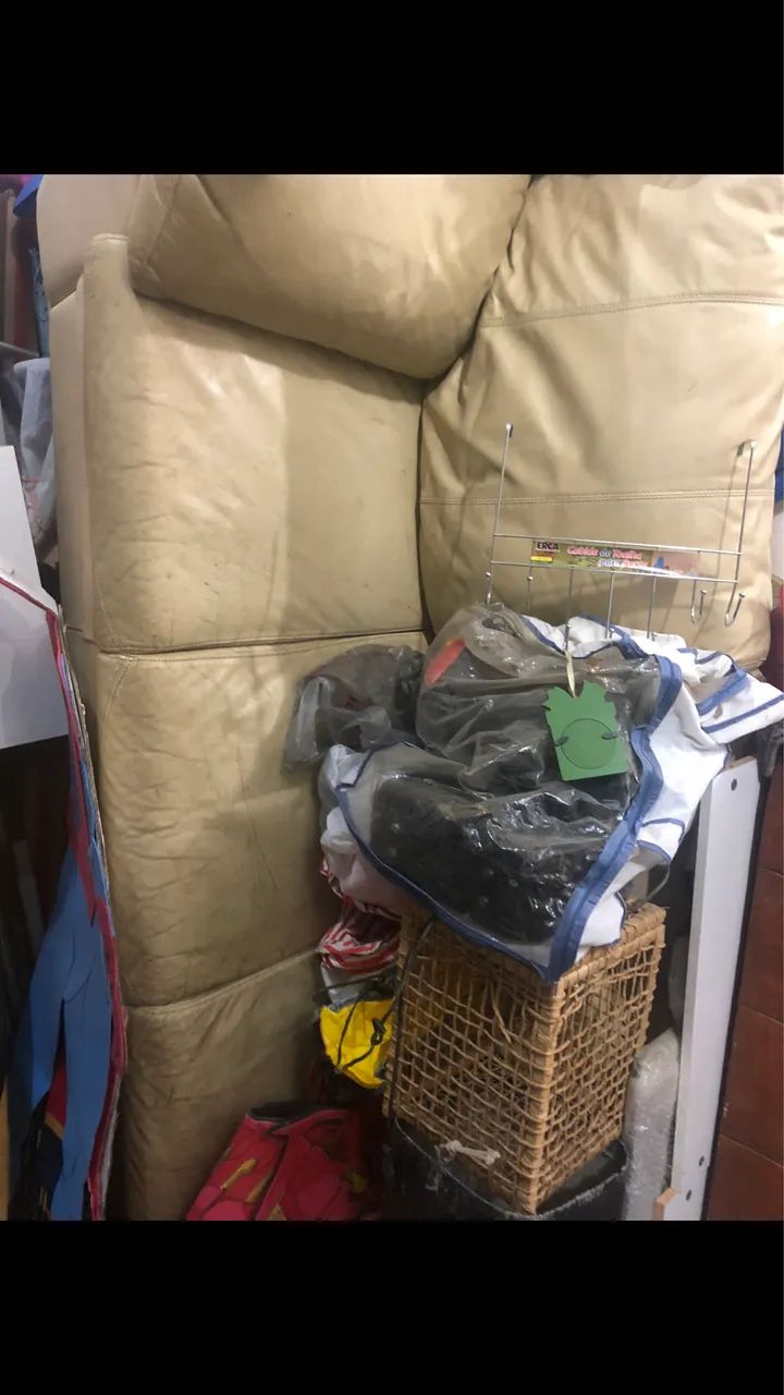 Vendo 3 sofás 2 de 2 lugares e um de 3 para consertar . 