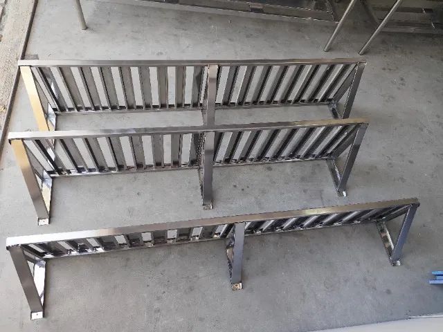 Prateleira inox gradeada suspensa 