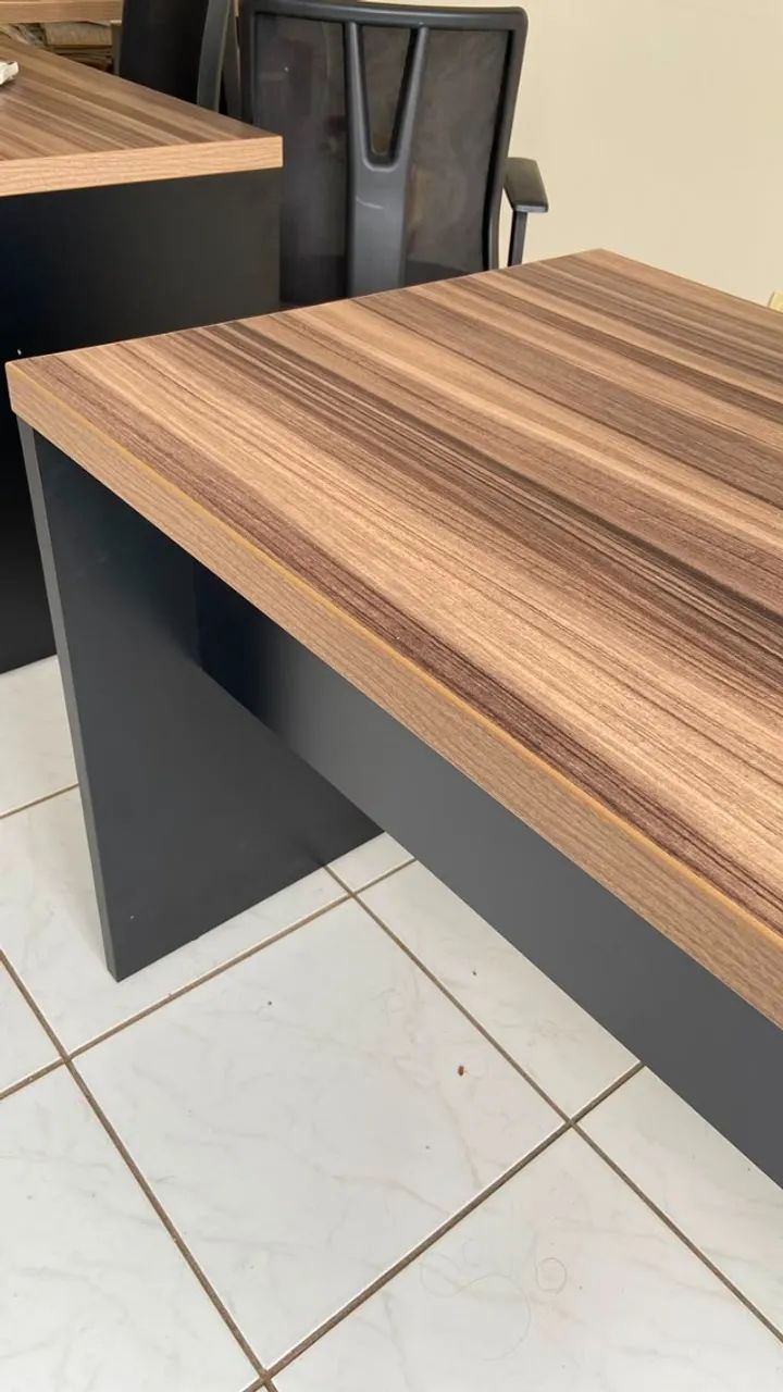Escrivaninha em MDF - Base Preta e Tampo Amadeirado - Excelente Estado - Foto 2