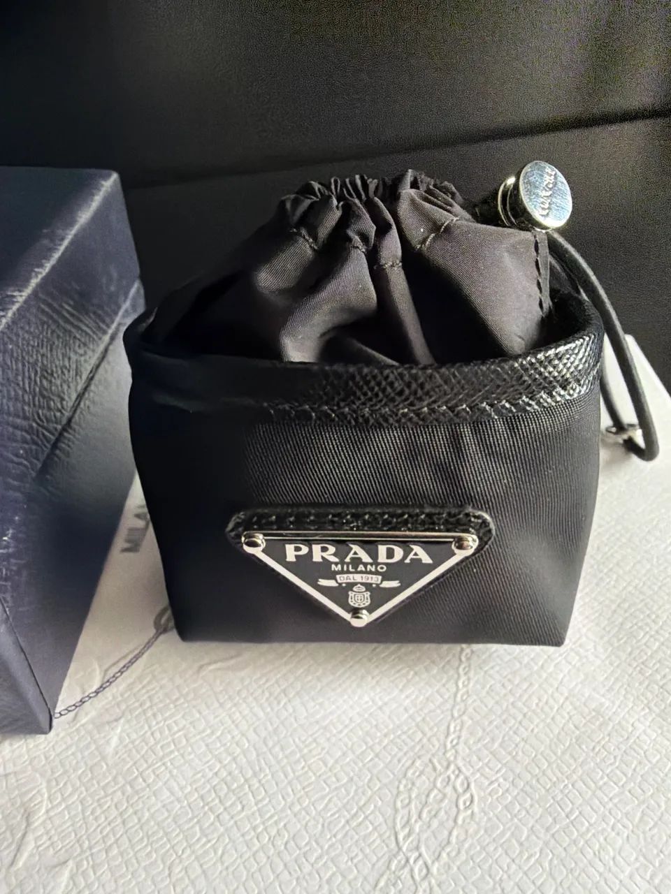 Estojo de AirPods original da Prada - Foto 4
