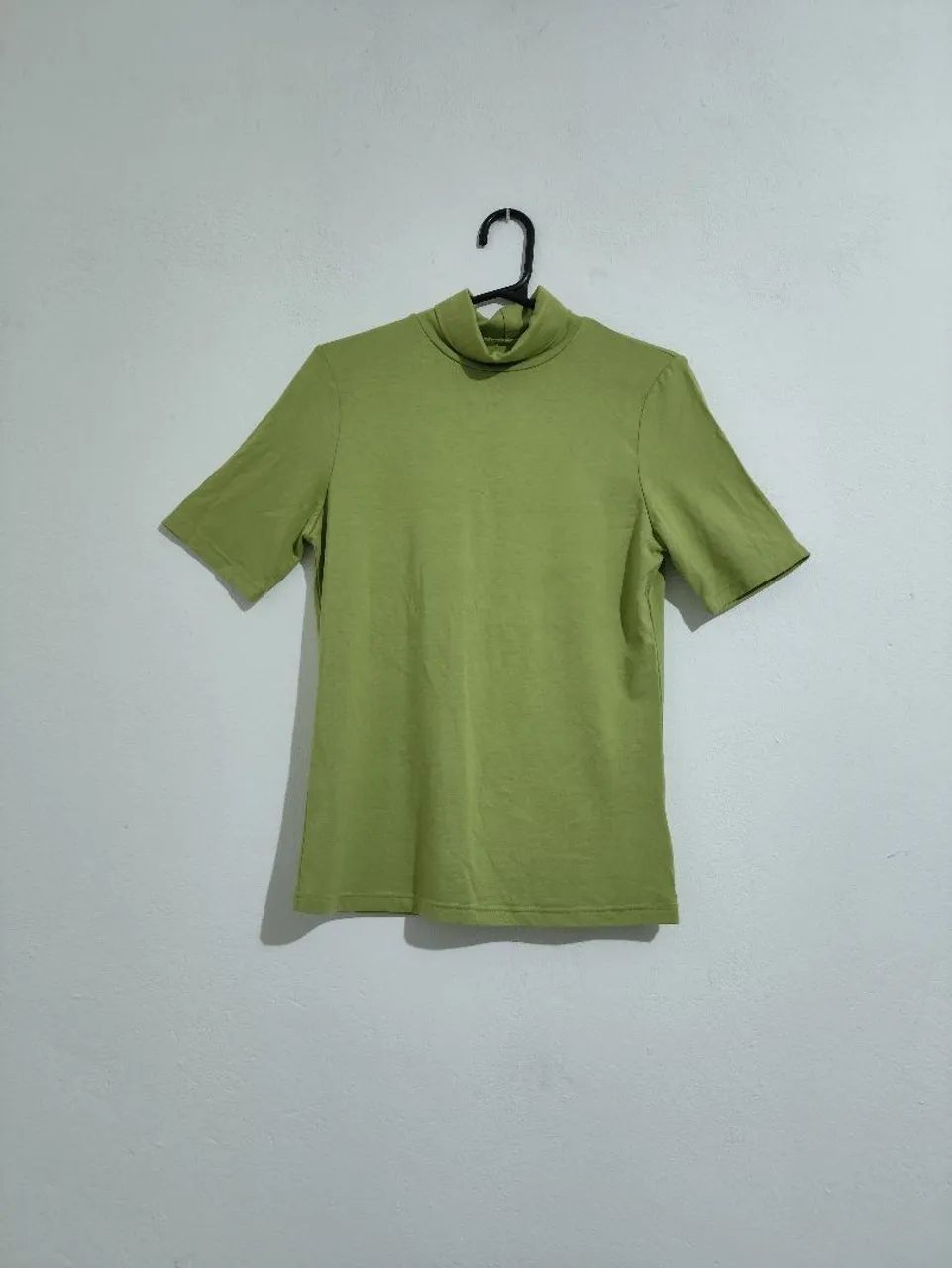 blusa verde oliva gola alta casual elegante moderna