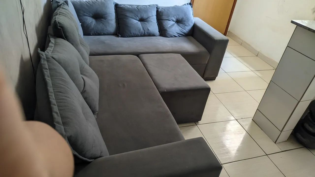 Sofá L com puff aveludado cinza - Foto 2