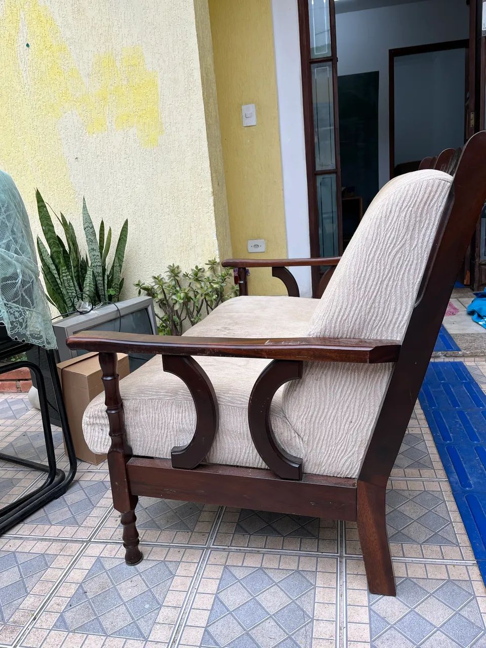 Sofá em madeira nobre de 2 lugares 