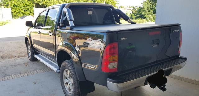 Carro Hillux preto bem conservado