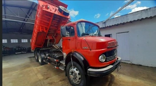 CAMINHÃO MERCEDES BENZ 1313 NA CAÇAMBA.