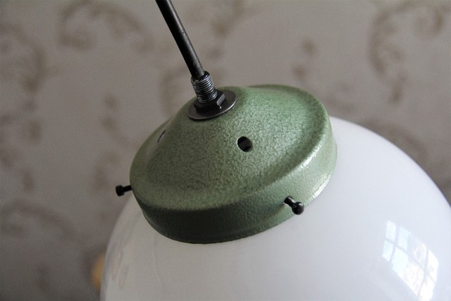 Lustre com 2 Globos em Opaline / Metais Cor Verde Martelada Anos 50 - Foto 3