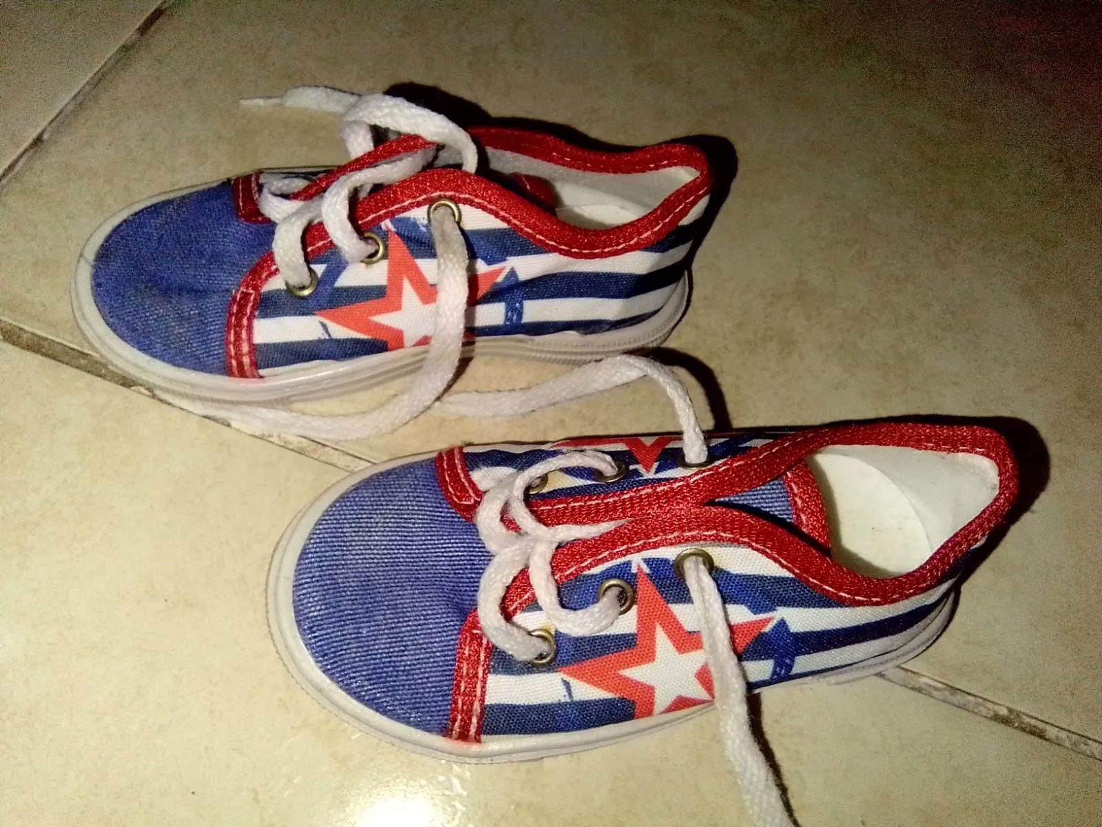 4 PARES SAPATOS MASC. N°22/23. INFANTIL  - Foto 4