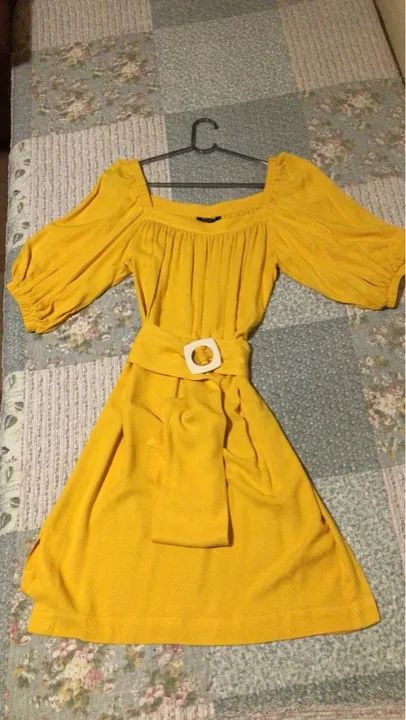 Vestido amarelo off-shoulder com cinto cholet - Foto 2