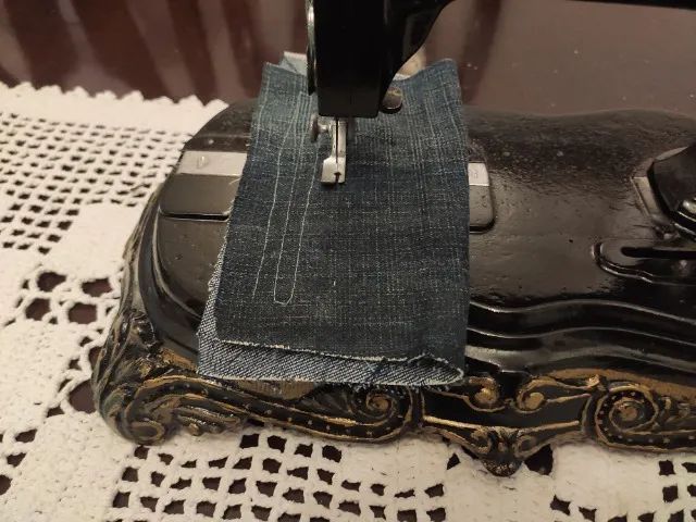 Maquina de Costura muito Antiga a Manivela com base de ferro, modelo pata de leão,  - Foto 2