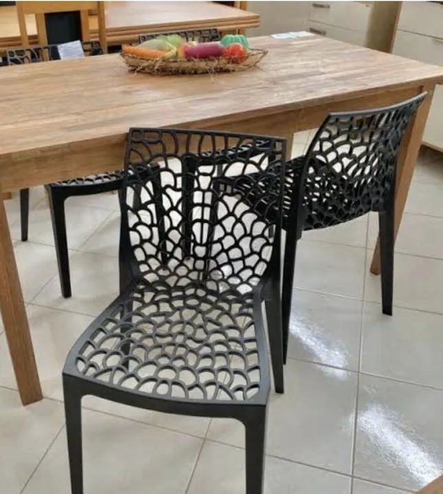 Conjunto de 4 Cadeiras de Jantar Modernas em Plástico Preto