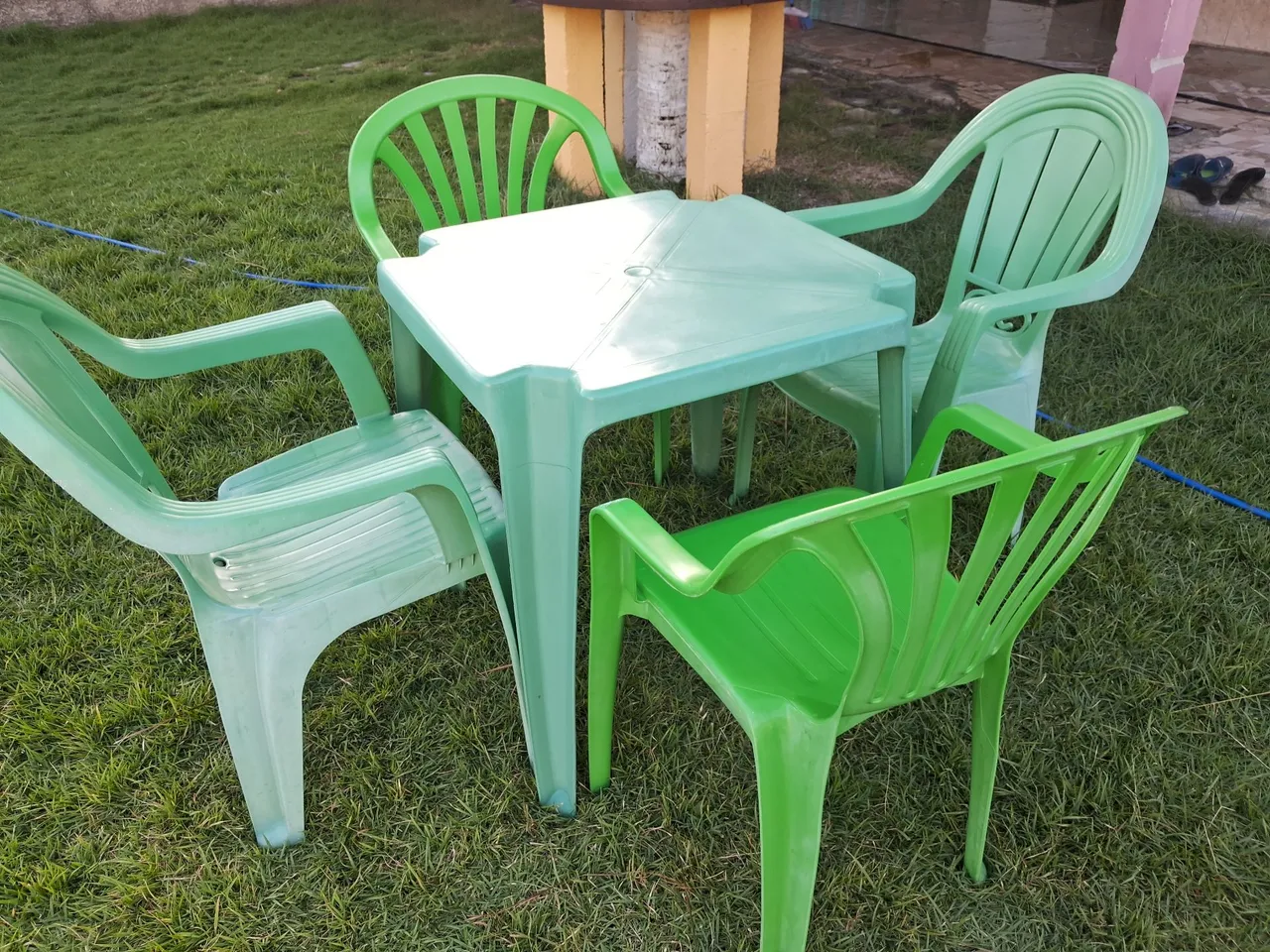 Conjunto de mesa com 4 cadeiras de braço