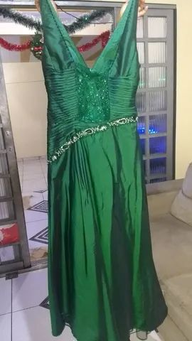 Vestido de festas verde com detalhes em strass.