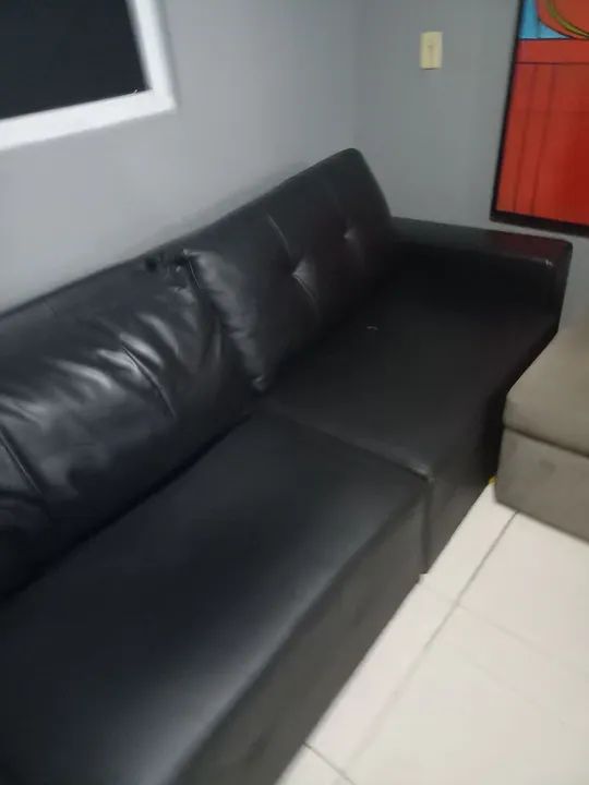 Sofá de courino preto 3 lugares - Foto 4