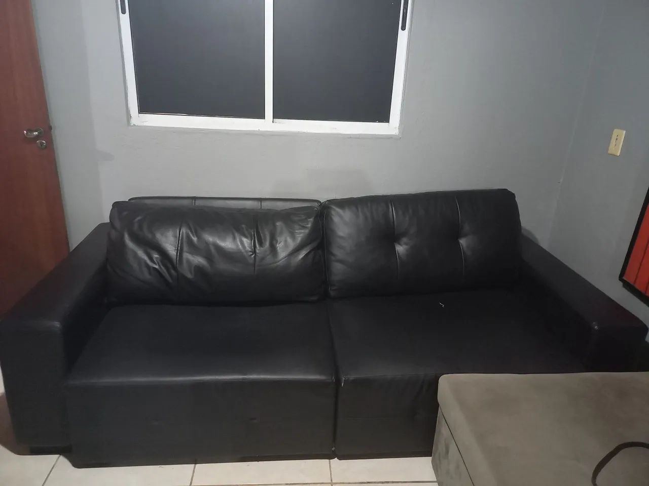 Sofá de courino preto 3 lugares - Foto 2