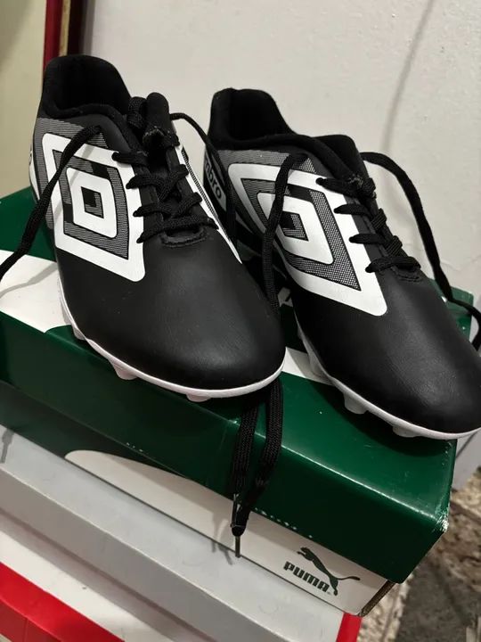 Chuteira Umbro - Tamanho 36