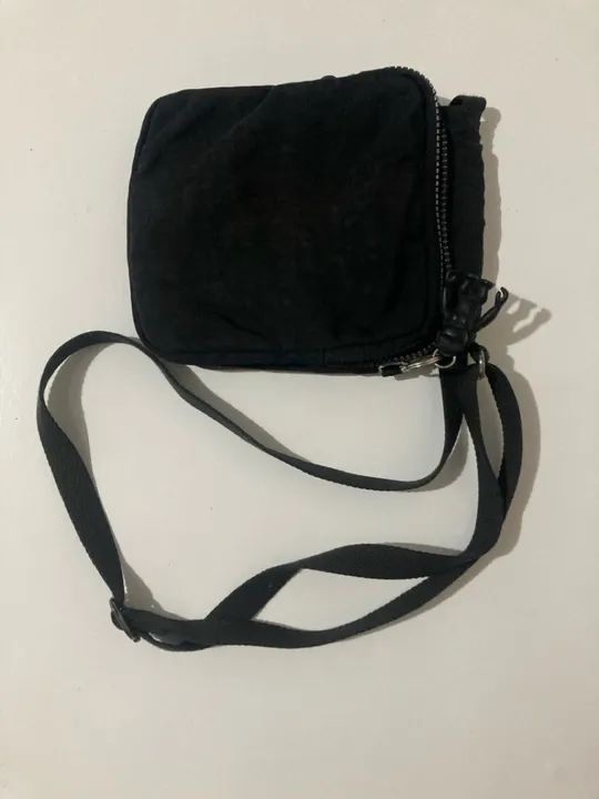 Bolsa Kipling transversal pequena preta, pouco uso - Foto 2