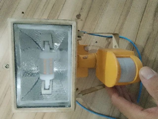 Refletor com sensor de presença em led