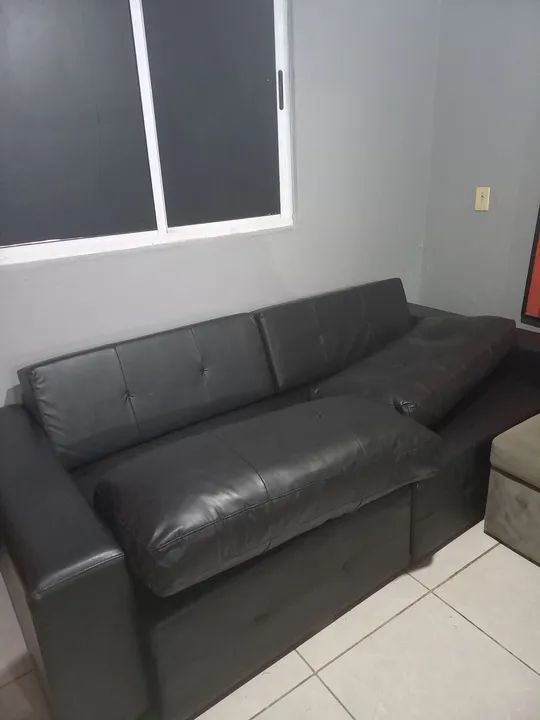 Sofá de courino preto 3 lugares - Foto 5