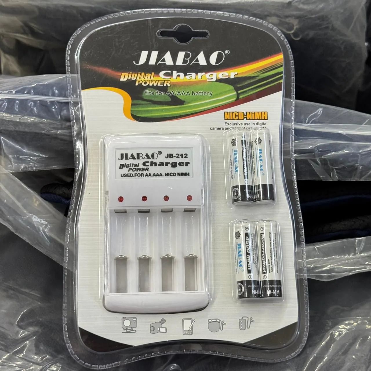 Kit carregador de pilha Com 4 pilhas AA