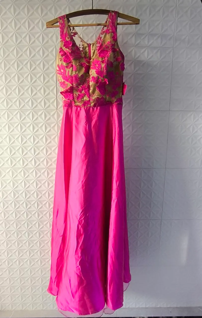 Vestido Festa Cetim Rosa com Bordado Floral