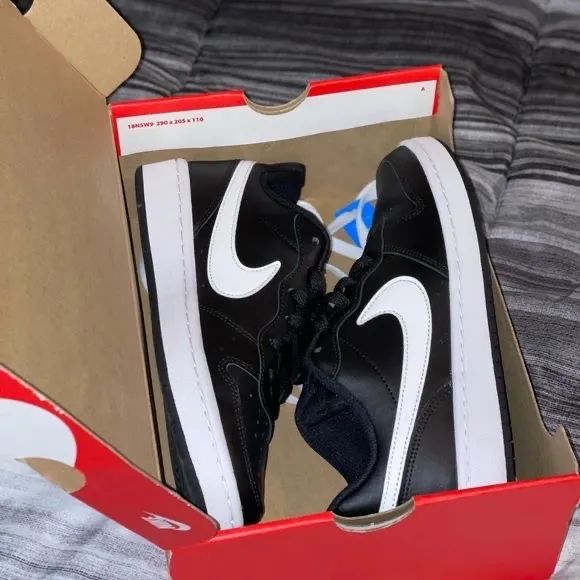 Tênis Nike Court Vision Low - Preto e Branco