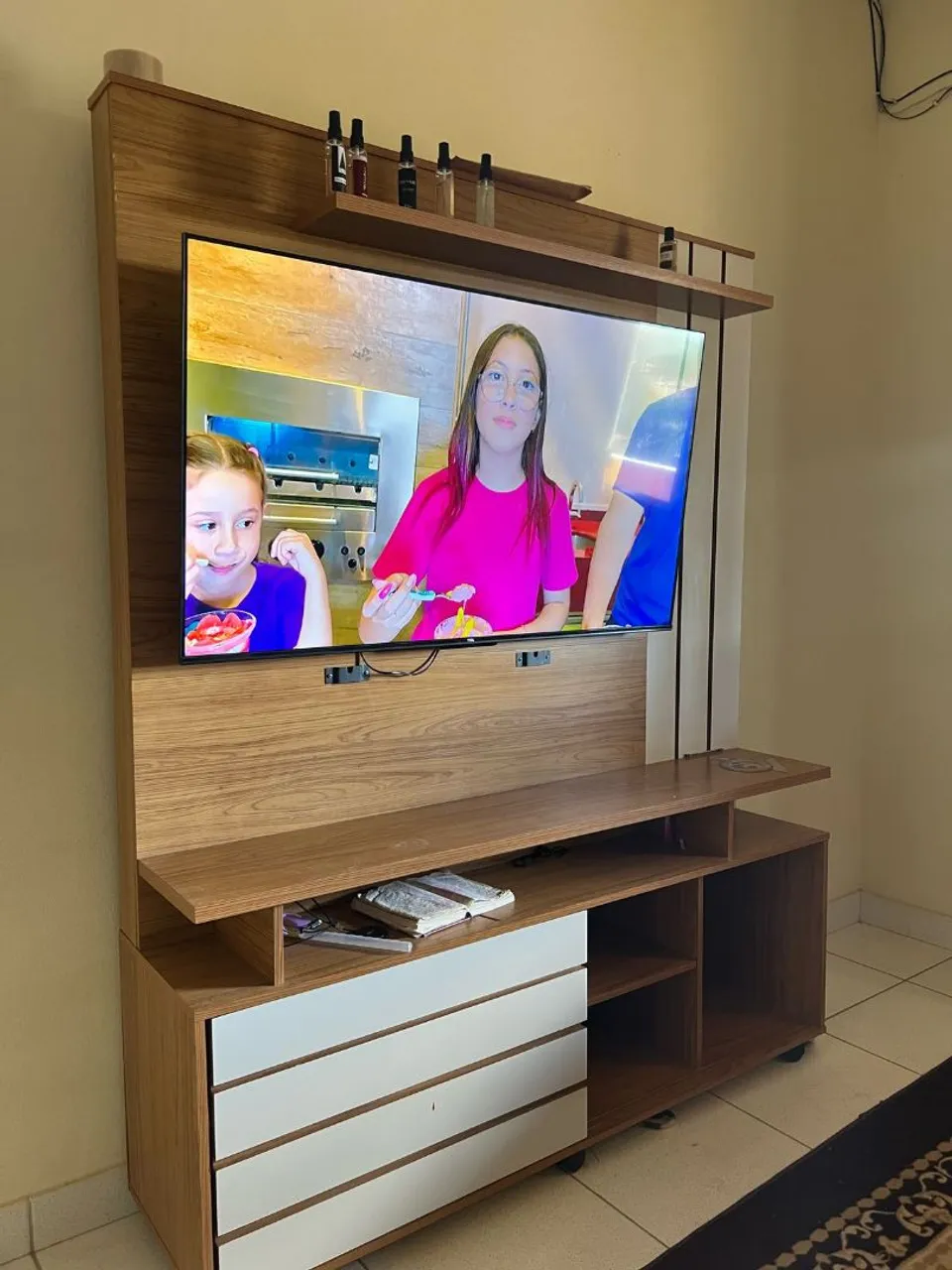 Armário com TV e Painel