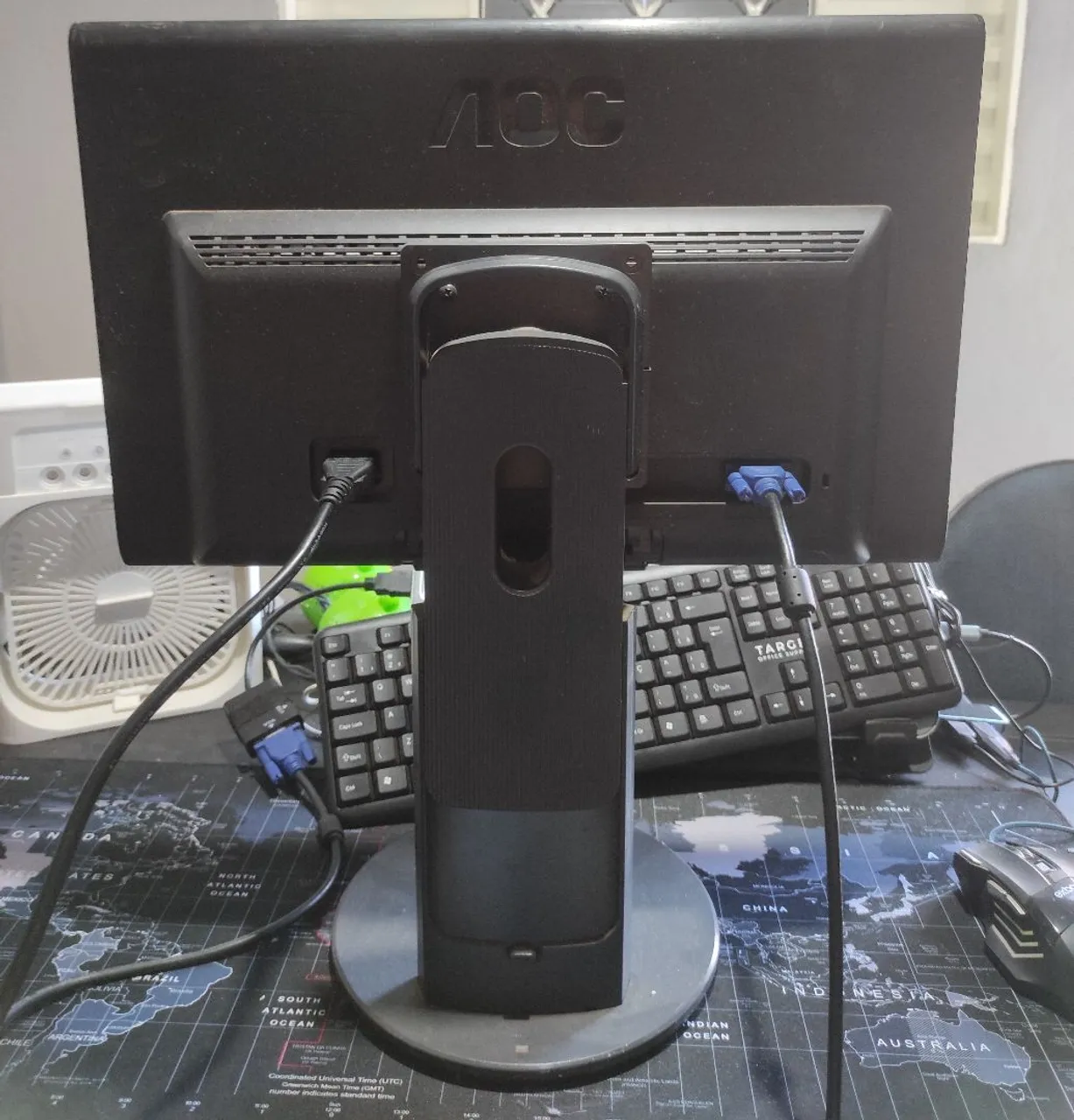Dois Monitores R$30 cada / Com manchas