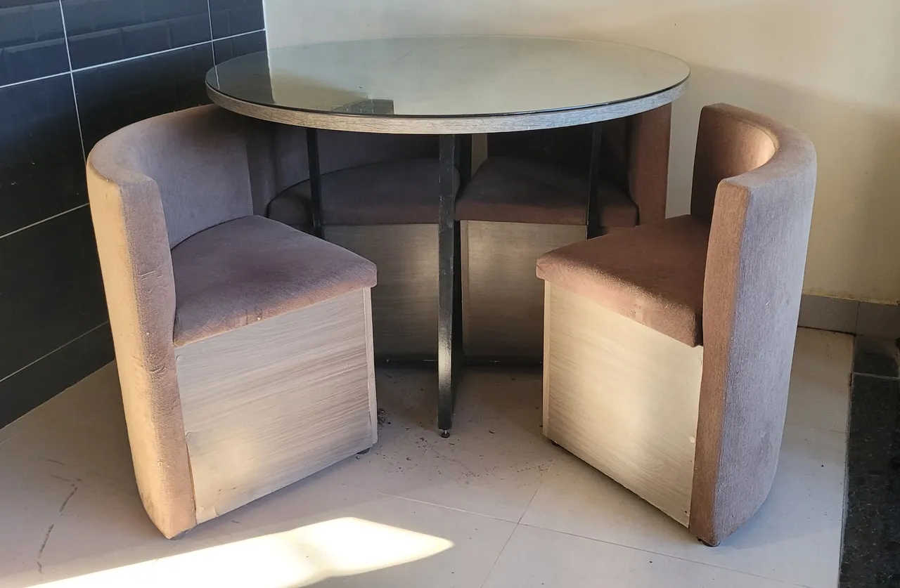 Mesa de Jantar Redonda com 4 Cadeiras Integradas