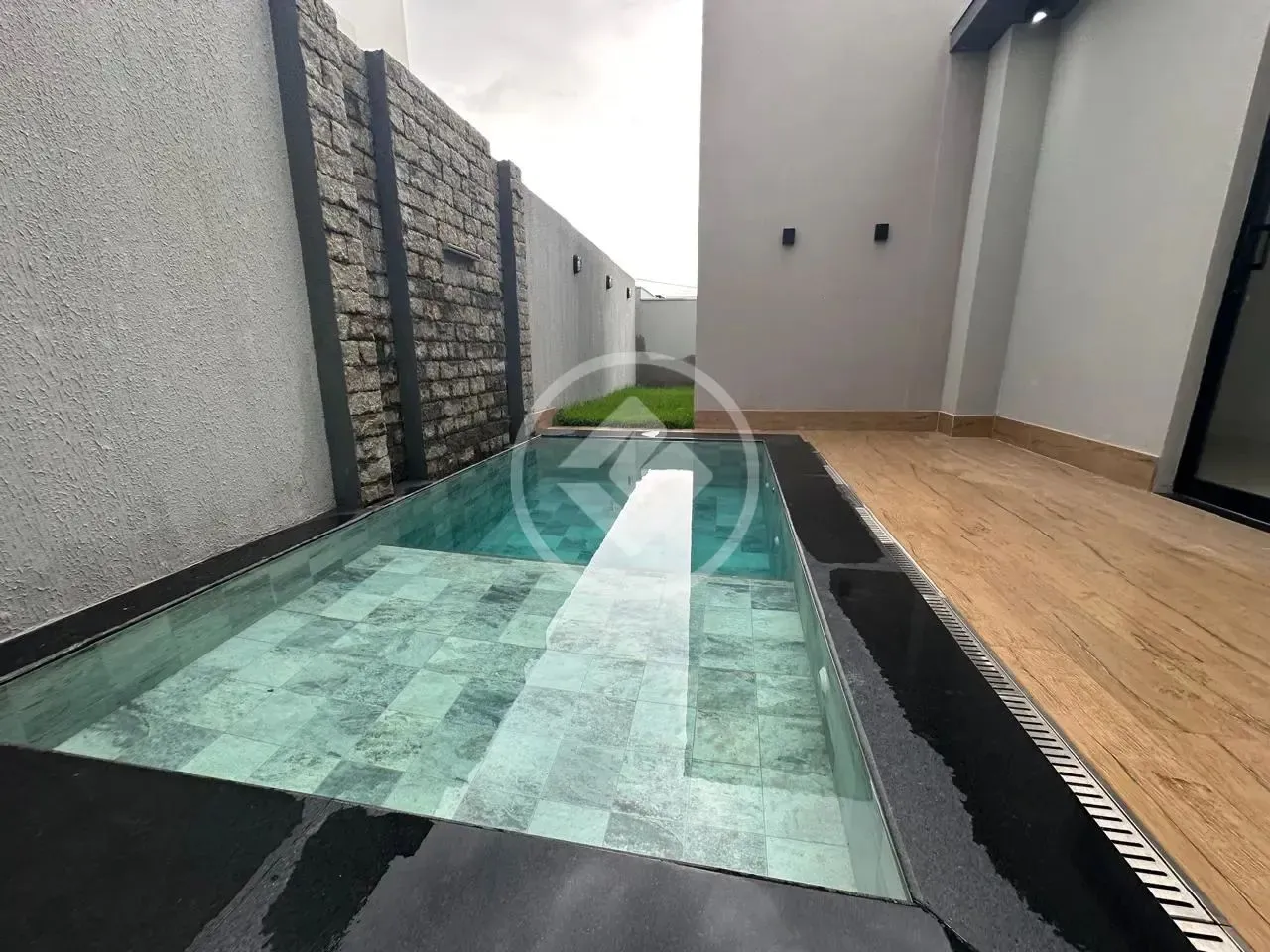 Casa no Primor das Torres com 3 suítes com Piscina cozinha integrada com a Sala codigo: 10