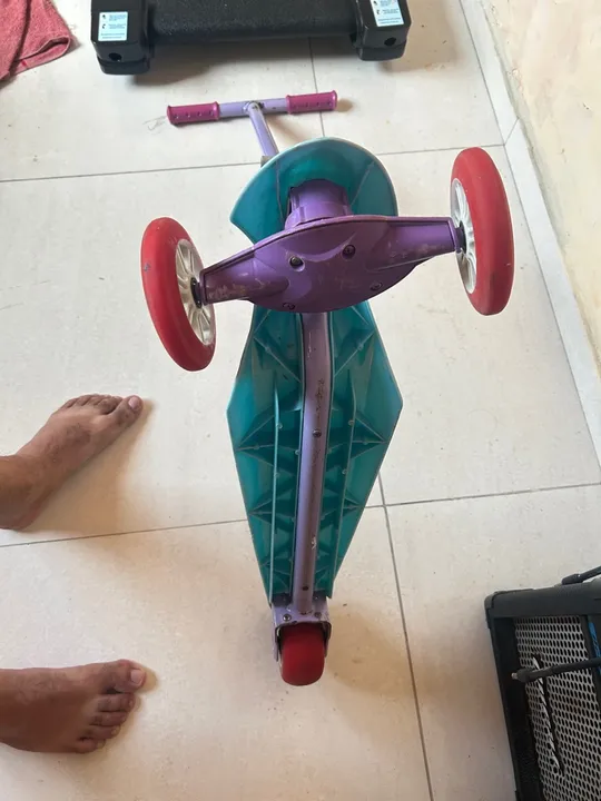 Patinete Infantil Rosa e Azul.