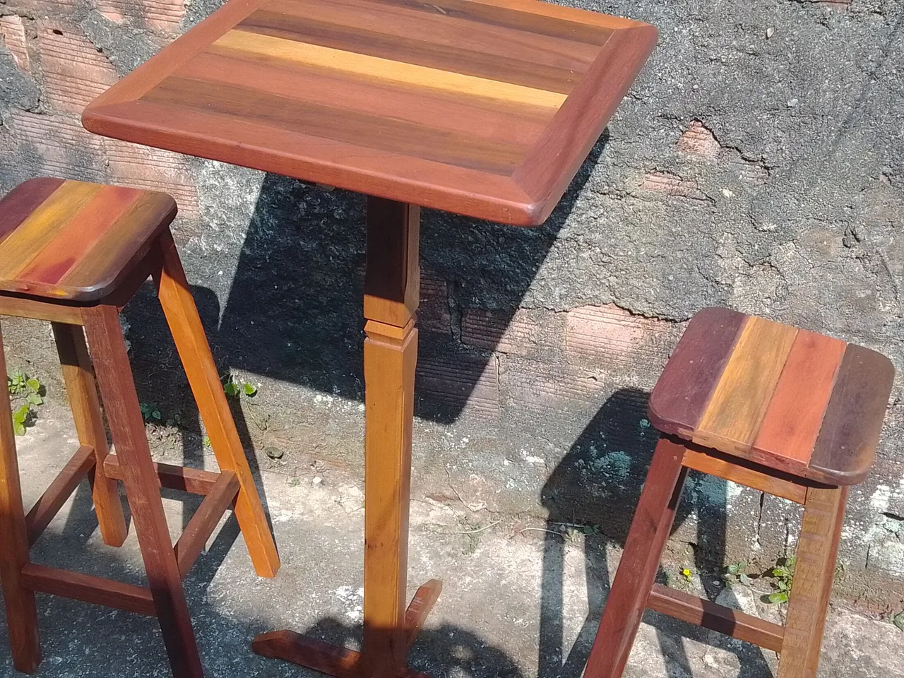 Mesa bistrô com dois bancos!