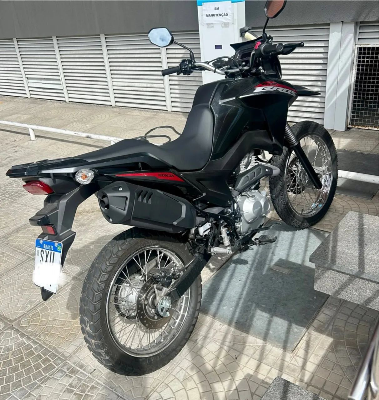 Vendo Honda bros 2025 - apenas 1000 km em com revisão na concessionária 