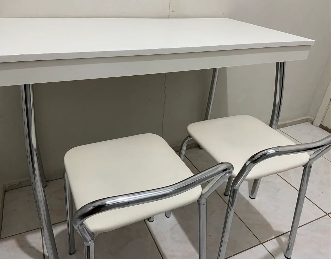 Mesa com 2 banquetas64573993978754120