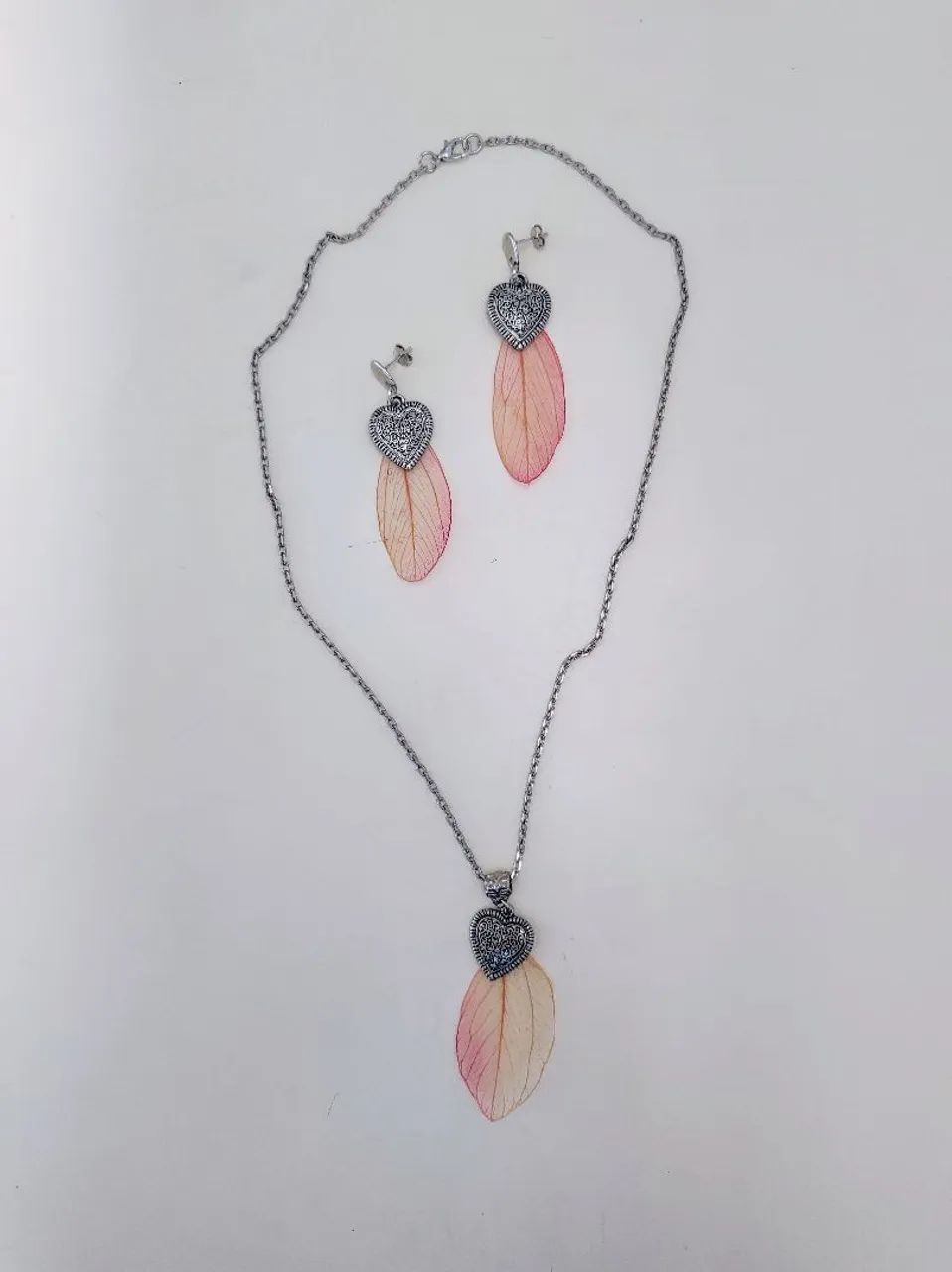 Conjunto colar e brincos delicados com folhas e corações