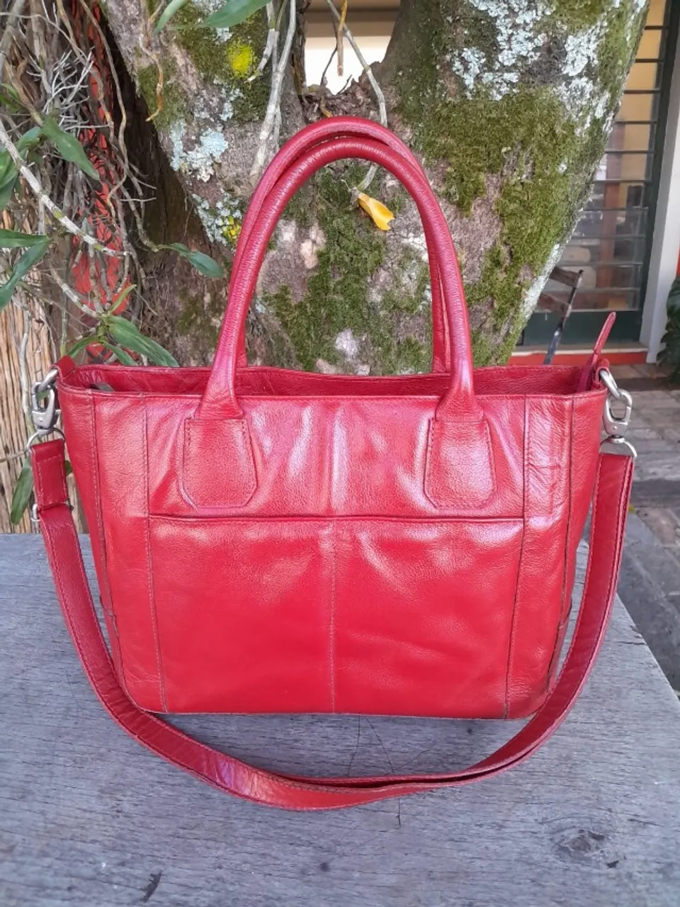 Bolsa argentina, em couro natural, de fabrico artesanal.