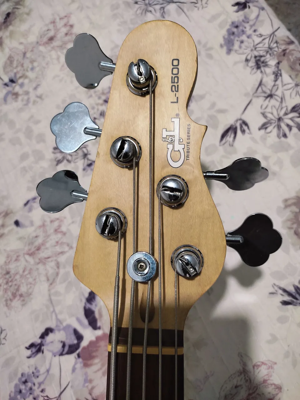 Baixo elétrico G & L-2500