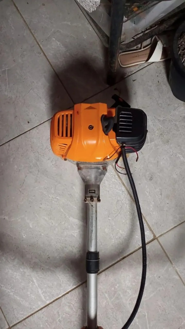 Roçadeira a Gasolina e óleo - Ideal para Jardinagem