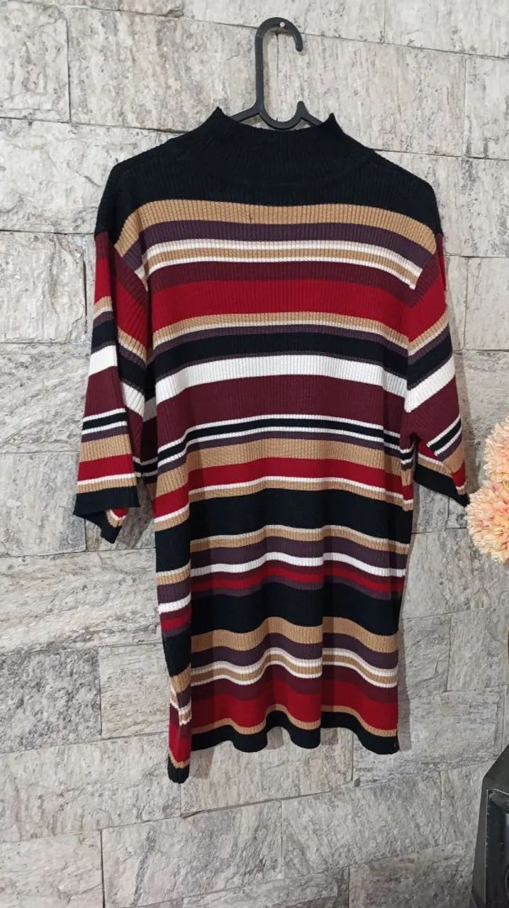 Camisa listrada gola alta em estado de nova